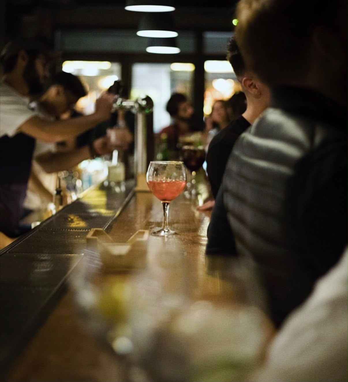 Drinks and guests at the Macera bar